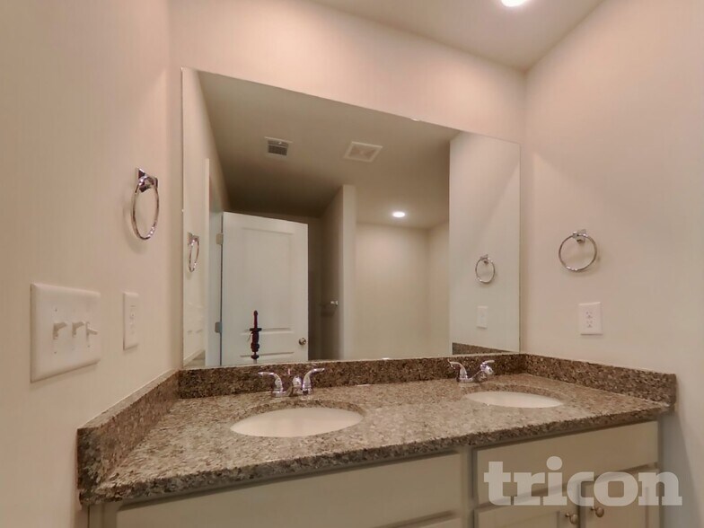 Building Photo - 561 Fairview Oak Pl