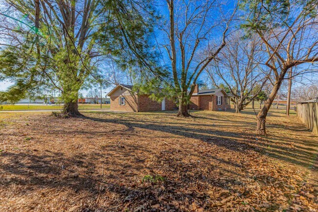 Building Photo - 441 Lawrence Dr