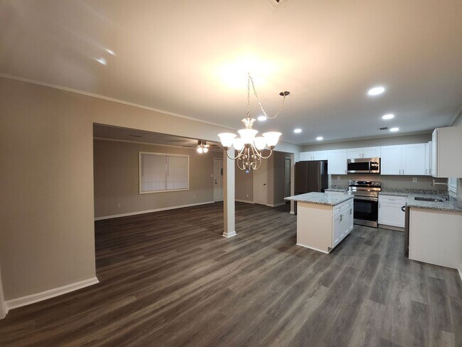 Building Photo - Classic Ranch-Style Living – 4 Bed, 2 Bath Gem!