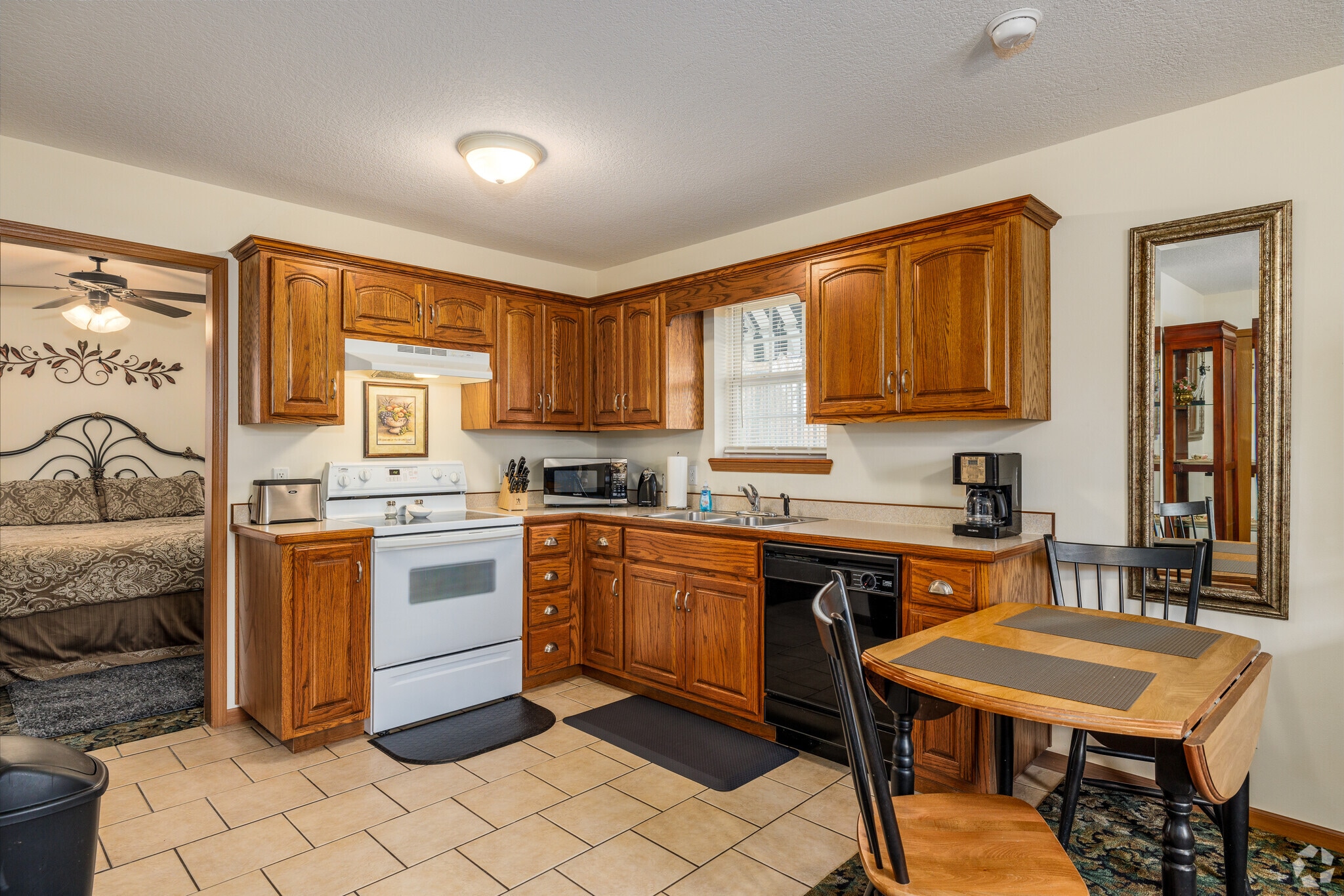1BR, 1BA - 650SF - Kitchen - Sanibel Executive Suites