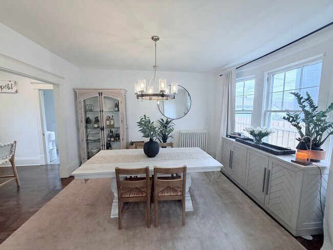 Building Photo - Gorgeous 3 Bedroom with Modern Upgrades!!