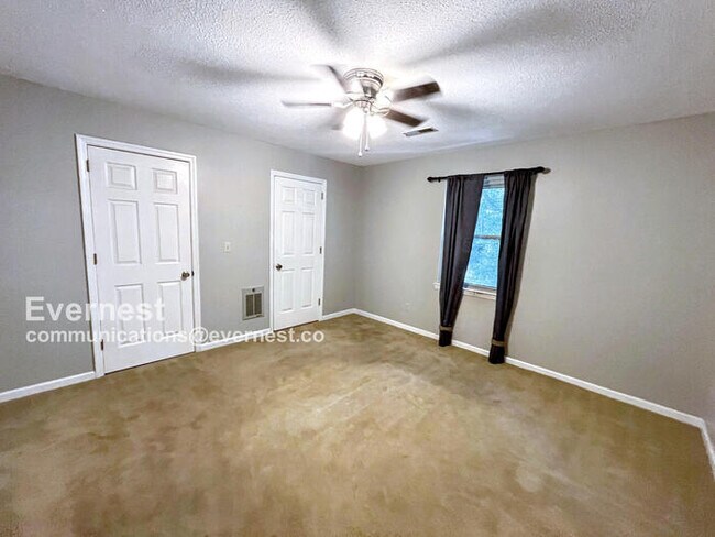 Building Photo - Beautiful 4 Bed & 2.5 Bath Home in Hixson ...