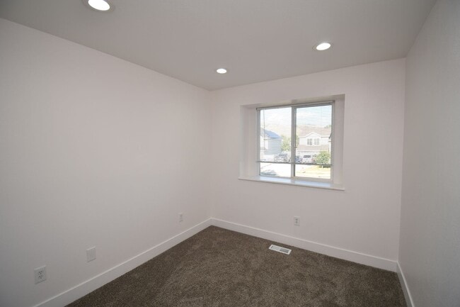 Building Photo - Huge 6 Bed 2 Bath Home in SLC!!!