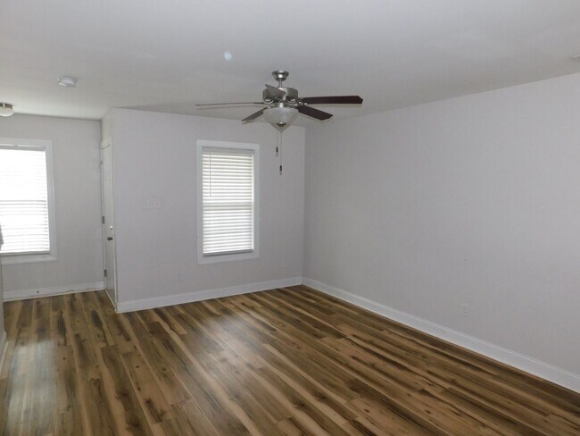 Building Photo - Month to Month Lease