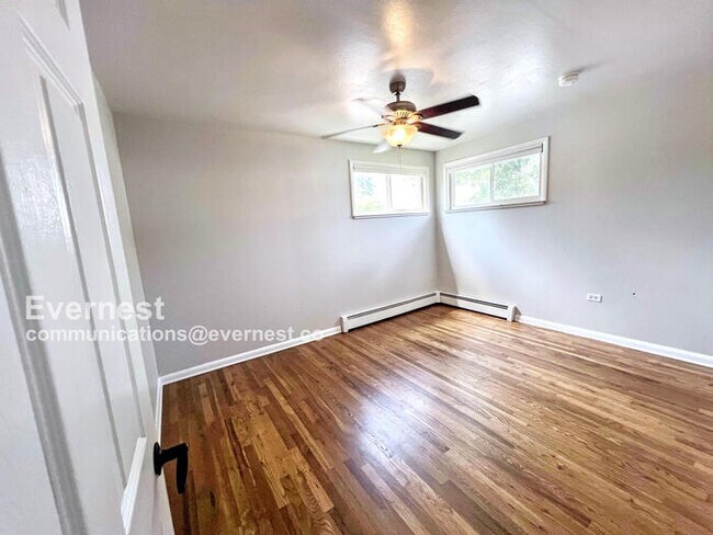 Building Photo - Gorgeous 5-Bedroom Duplex with Fenced Yard...