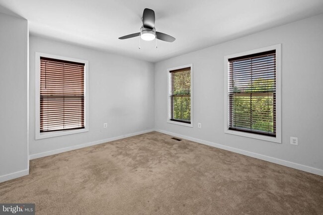 Building Photo - 2431 Glenallan Ave