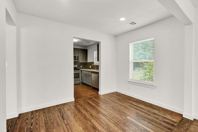 Building Photo - Charming 2 Bed / 1 Bath Home – Convenient ...