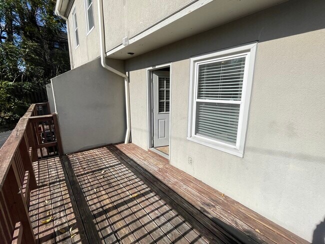 Building Photo - Fairmont Court townhome available close to...