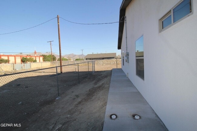Building Photo - 517 Val Verde St