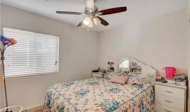 Building Photo - 4 Bed 3 Bath