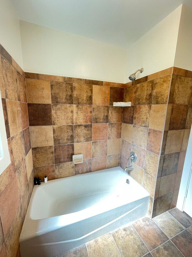 Building Photo - Beautiful Remodeled Calistoga Home