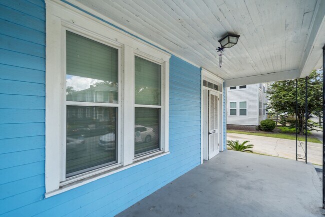 Building Photo - 637 E 39th St