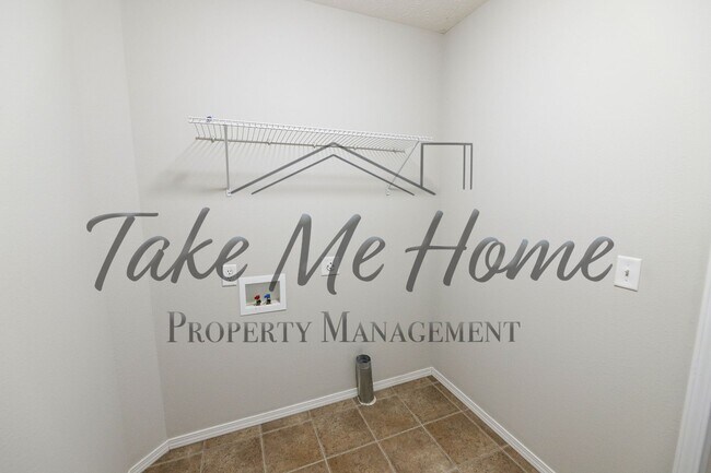 Building Photo - Charming 3 Bedroom