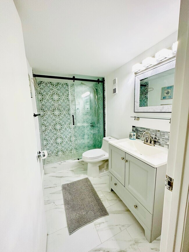 Building Photo - 1800 Collins Ave