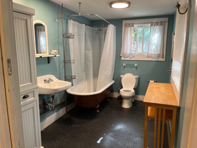 Large Bathroom - 1469 13th St.