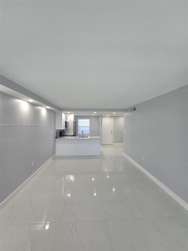 Building Photo - 9440 Fontainebleau Blvd