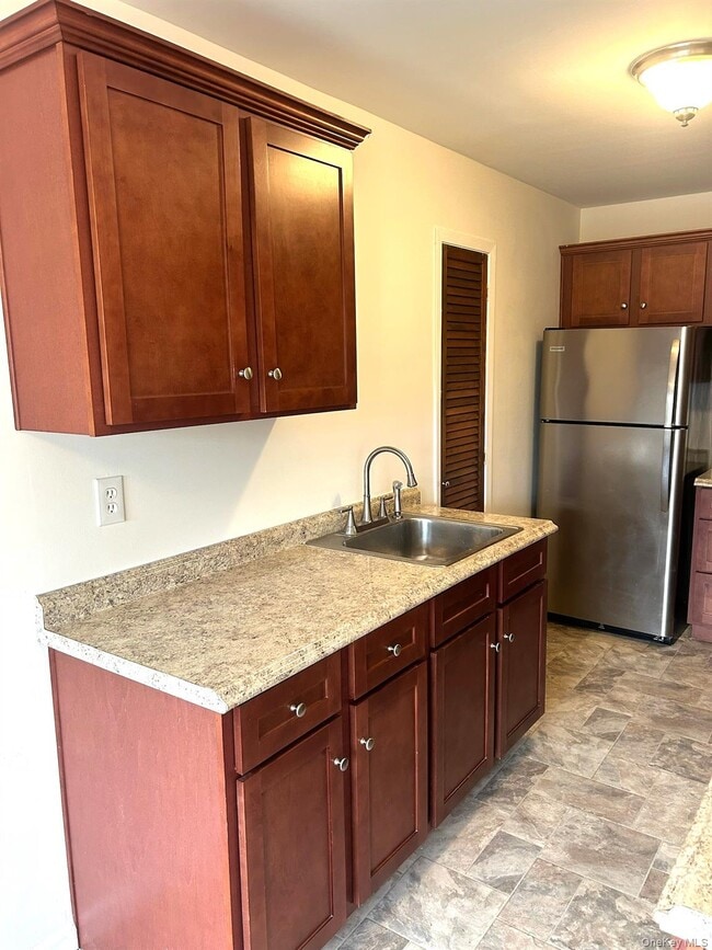 Building Photo - 8 Colonial Rd