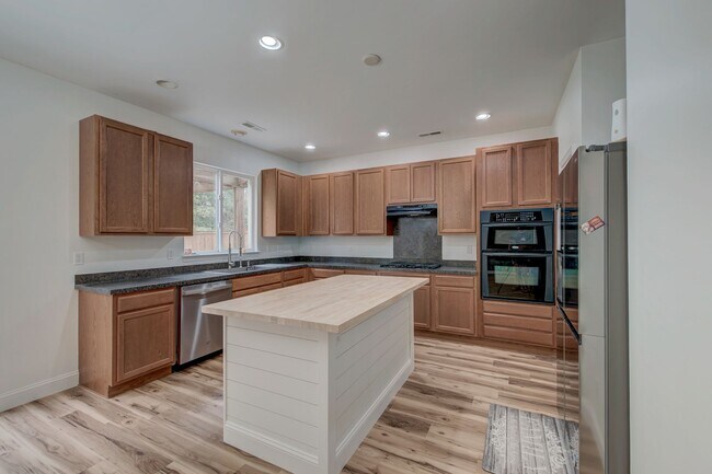 Building Photo - 208 Woodbrook Way