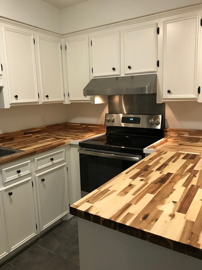 Building Photo - 117W-117 Wentworth Street