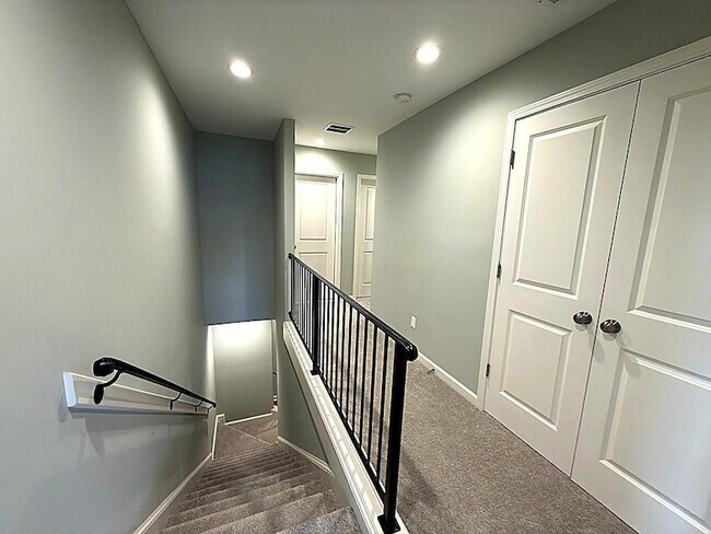 Building Photo - 1157 Mountain Side Dr