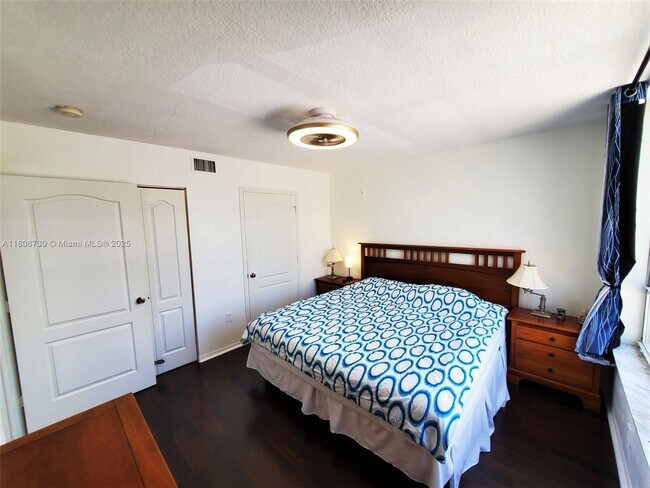 Building Photo - 2642 Collins Ave