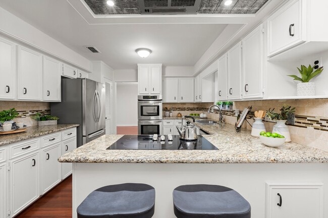 Building Photo - 16815 Memorial Oaks Ln
