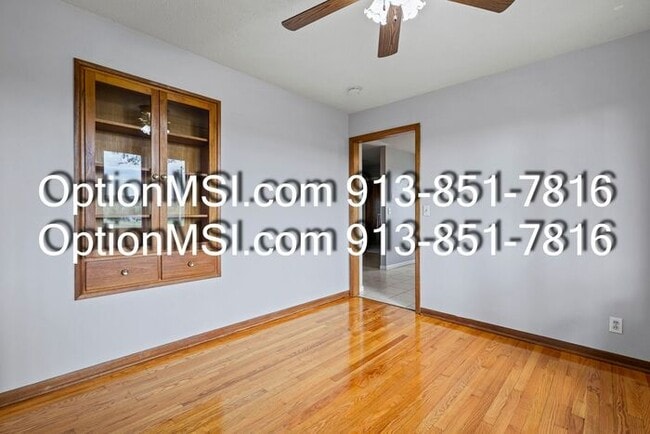 Building Photo - Spacious and move in ready!