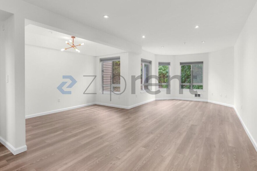 Building Photo - Unit 401