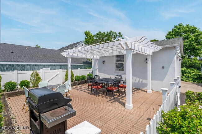 Building Photo - 512 Main Ave