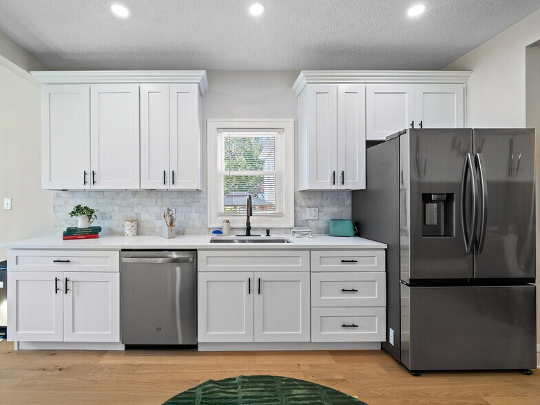 Building Photo - 18031 Larchwood Ave