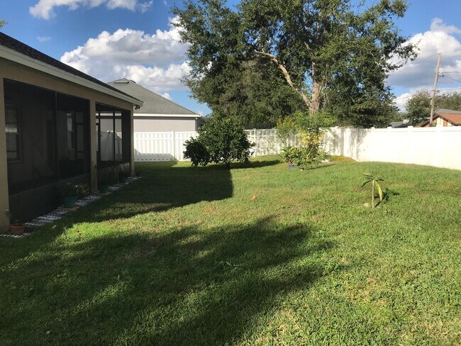 Building Photo - Beautiful 3/2 in Winding Cove with large f...