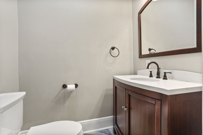 Building Photo - Gorgeous 3BD/3.5BA Uptown Home with A Large Fenced in Backyard