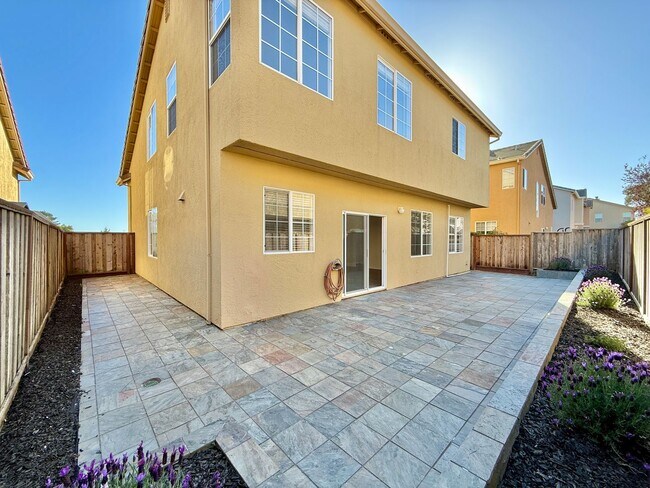 Building Photo - Renovated Coastal Home with NEW Kitchen and a Spacious Layout