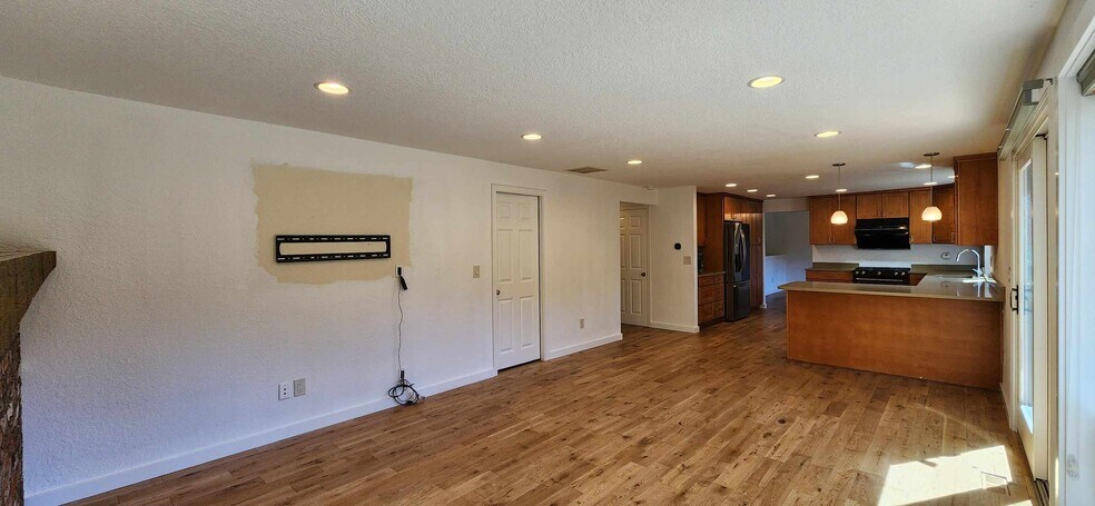 Building Photo - 2417 Sahalee Dr W