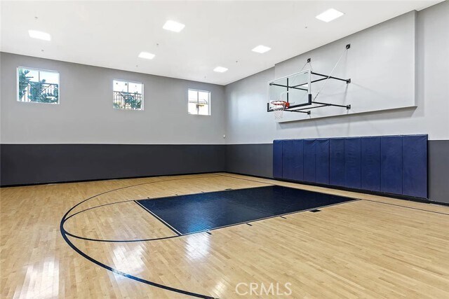 Building Photo - 1464 Scholarship