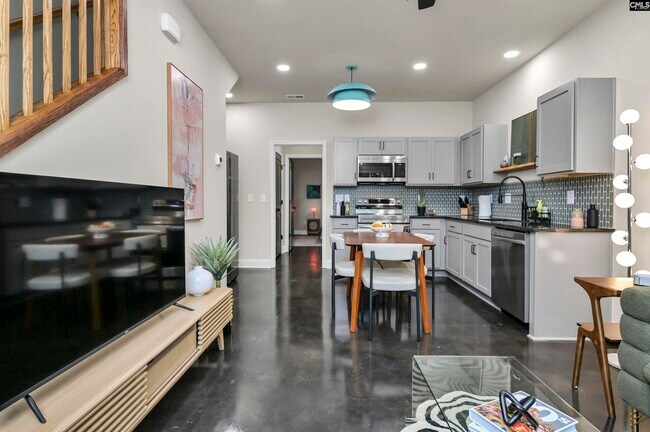 Building Photo - 816 Shull St