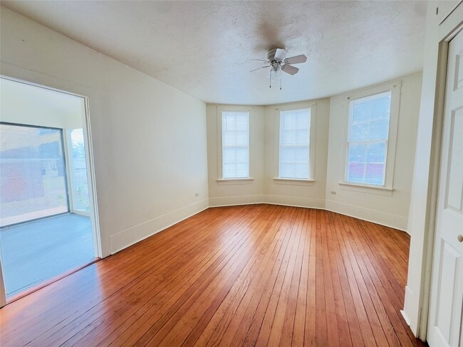 Building Photo - 409 Botts St