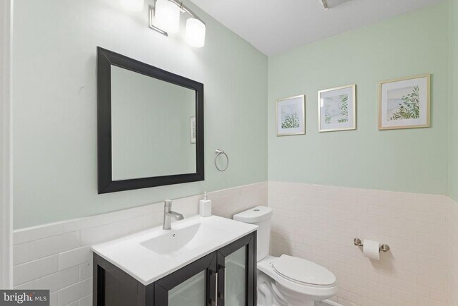 Building Photo - 5642 Jefferson Blvd