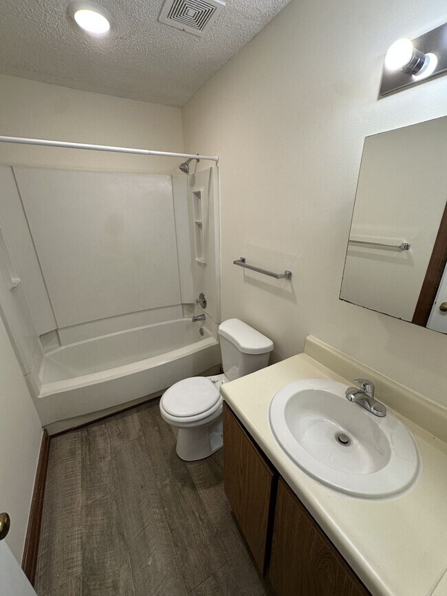 Building Photo - 2 Bedroom 2 Bathroom Condo!