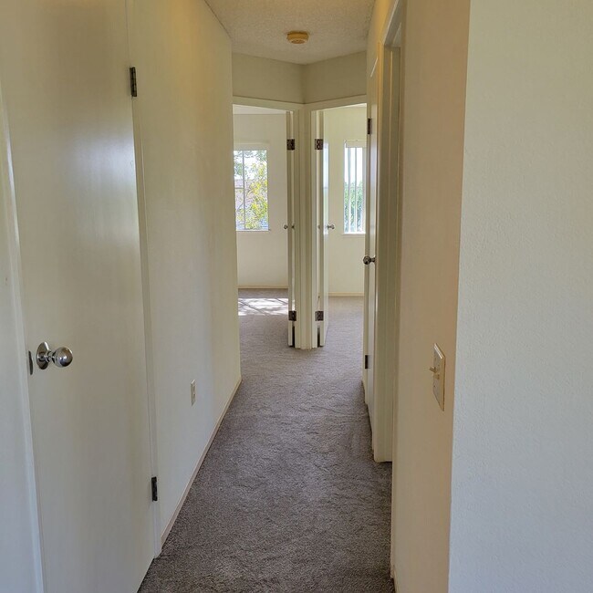 Building Photo - Northpointe Townhouse - 2 bedrooms, 2 baths, 2 parkings