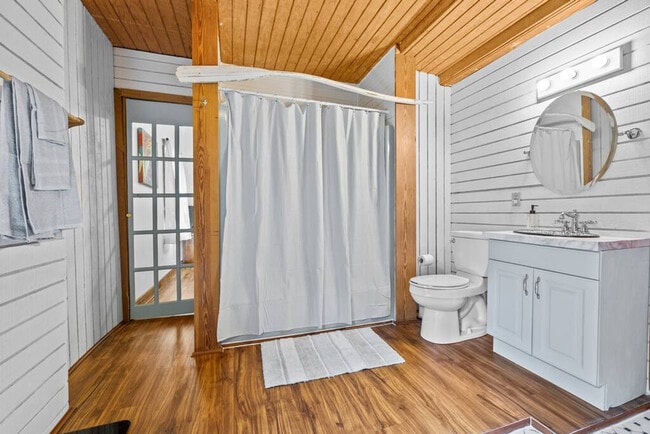 Building Photo - 912 Little Bay Ave