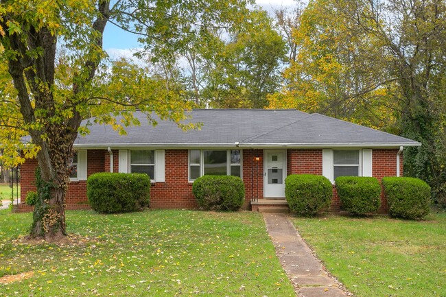 Primary Photo - 208 Hillcrest Dr