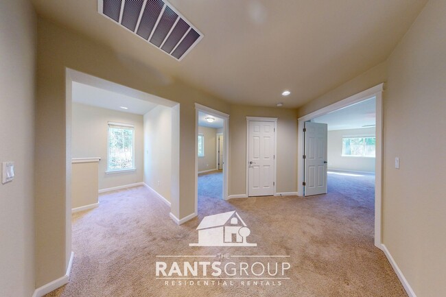 Building Photo - Beautiful 5 Bedroom 4 Bath Home in the sought after Golf Community with views of The Woodlands Co...