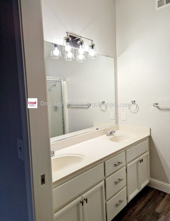 Building Photo - Cute and Cozy Home in Antelope!!!