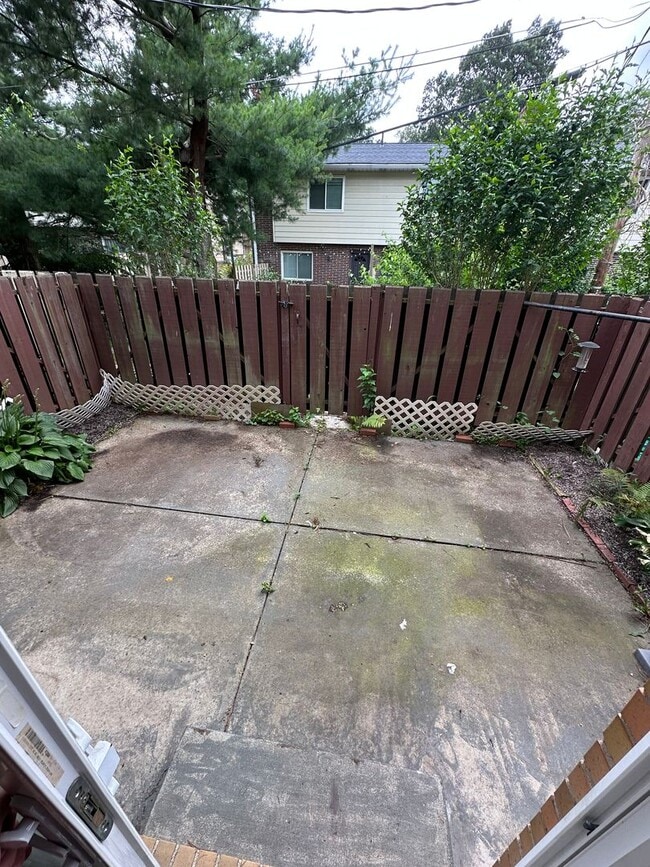Building Photo - Updated 3 Bed 1.5 Bath Townhome with basem...