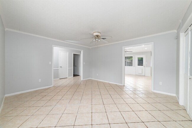 Building Photo - 25602 Oakhurst Dr