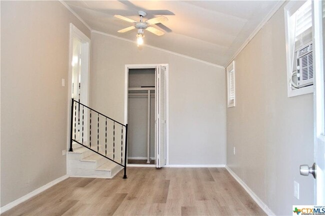 Building Photo - 1409 E Mistletoe Ave