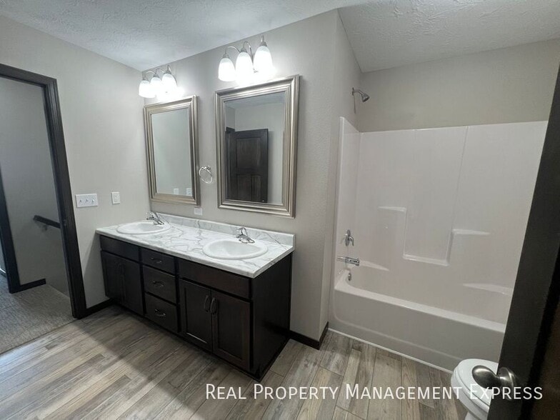 Building Photo - Beautiful 3 Bedroom 1.5 Bathroom Townhome!