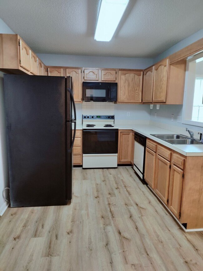 Building Photo - 2025 Ardmore Village Ln