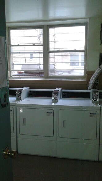 Building Photo - 3710 N Pine Grove Ave